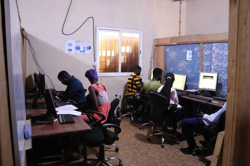 An IT skills class in Bissau